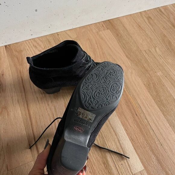 Clarks Artisan Leyden Bell black suede lace-up low block heel ankle bootie 7M - Picture 7 of 9